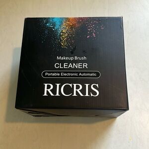 Automatic makeup brush cleaner